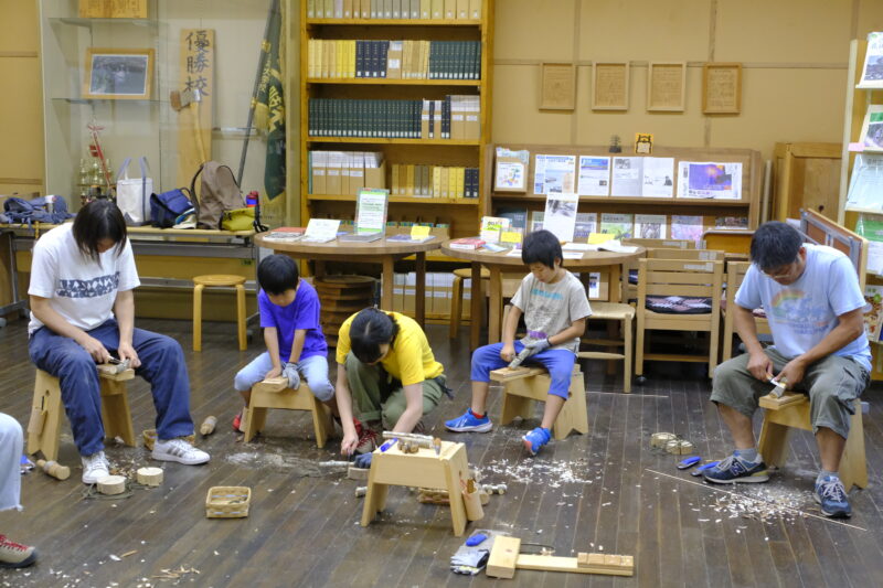 このプログラムでは、おとなも子どももそれぞれに作品作りに取り組みます。