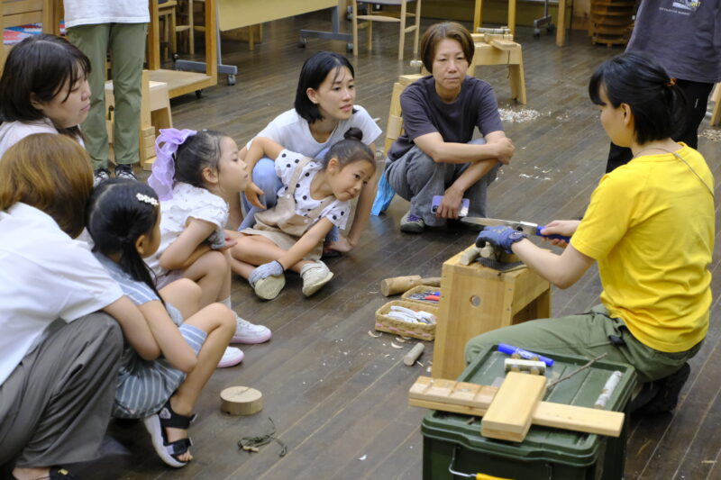 ナイフ教室に初参加の子達も興味津々
