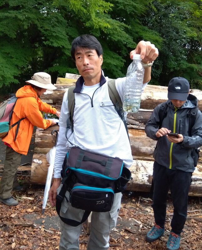 アオダモの小枝を水に入れて、和名の由来を確認する林将之さん