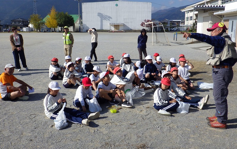 本日実施する内容について説明を聞く３年生のみなさん