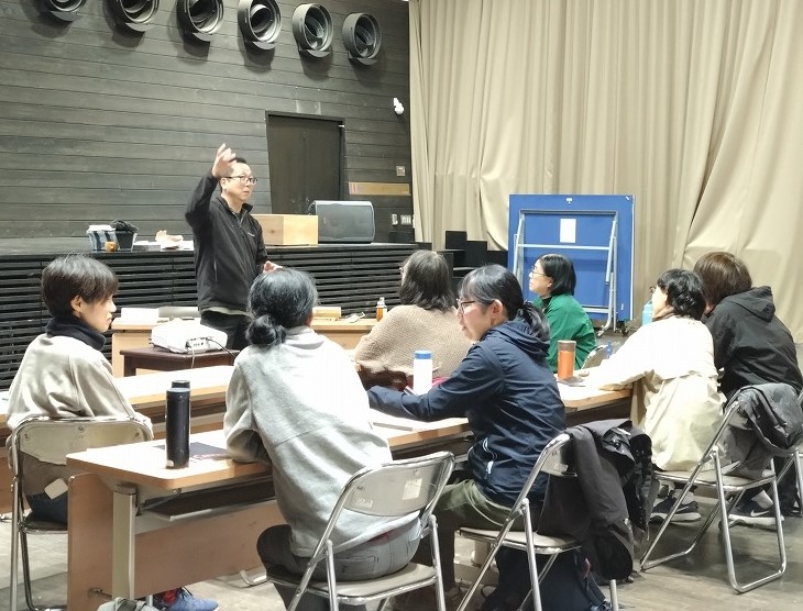 １日の「ふりかえり」をする上田さん