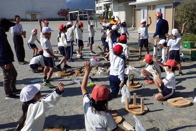 最後に今日の感想を発表する３年生のみなさん