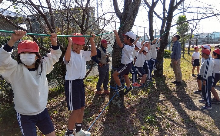 ロープ渡りする途中でソメイヨシノの幹に抱き着く３年生
