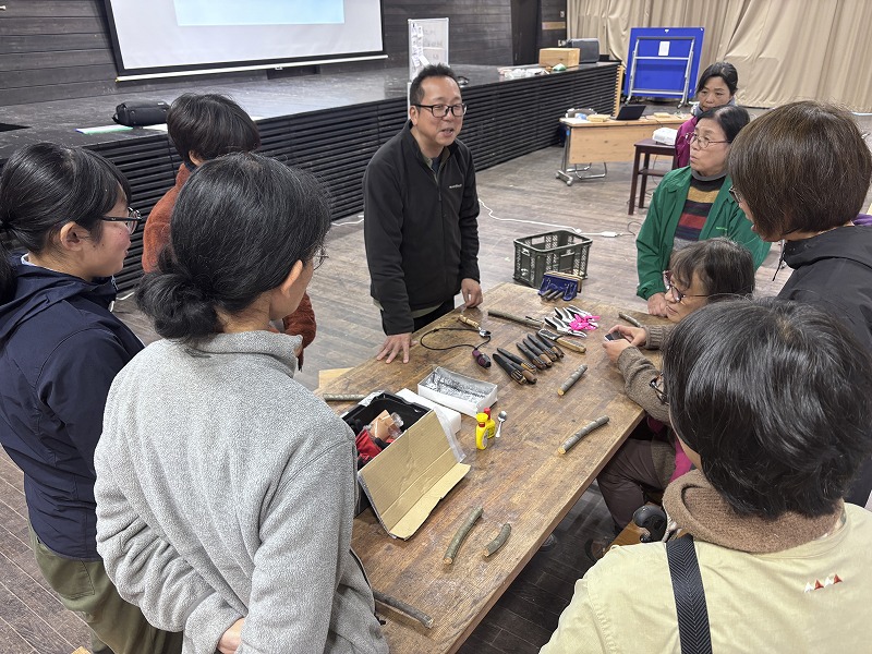 道具の使い方を説明する上田さん