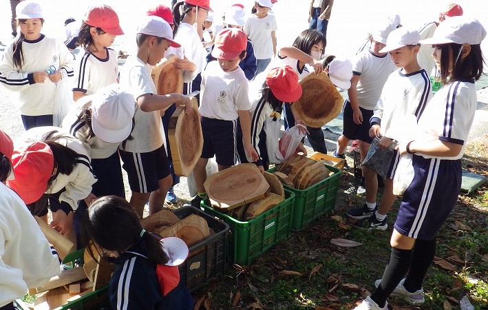 モリノスから持参した円盤を選ぶ３年生