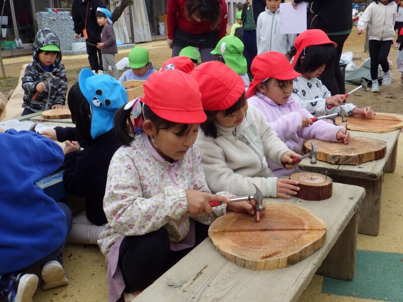 金づちをリズミカルにたたく