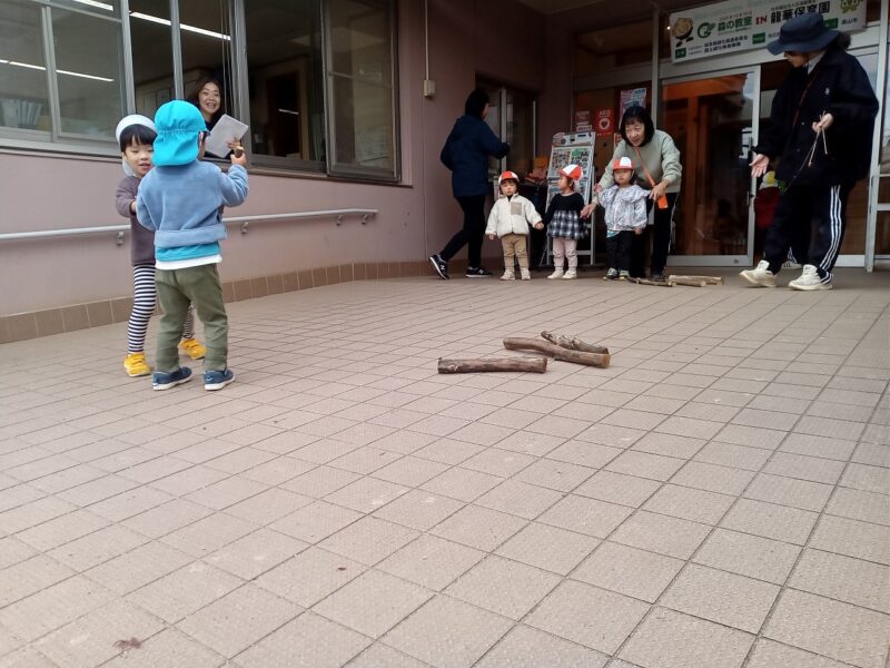 スロープを使ってボーリングごっこ