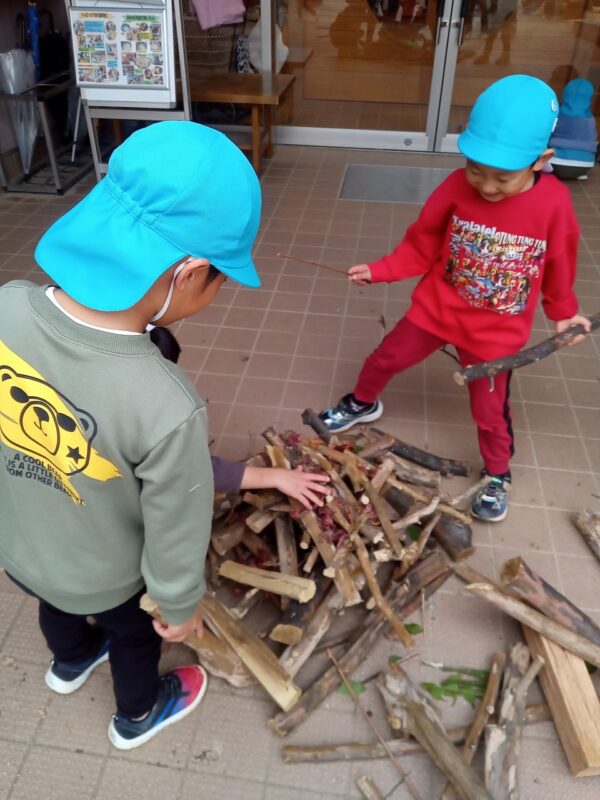 葉っぱと枝のごっこあそび