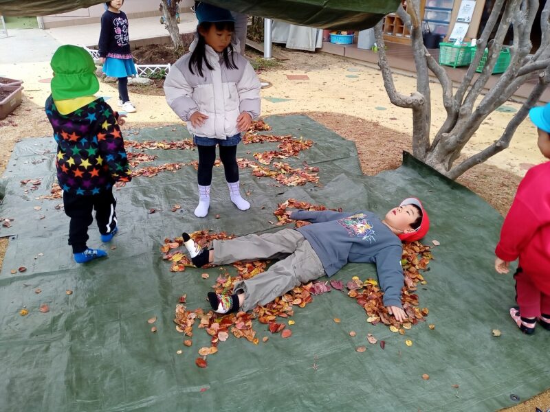 葉っぱでヒト型をかたどる遊び