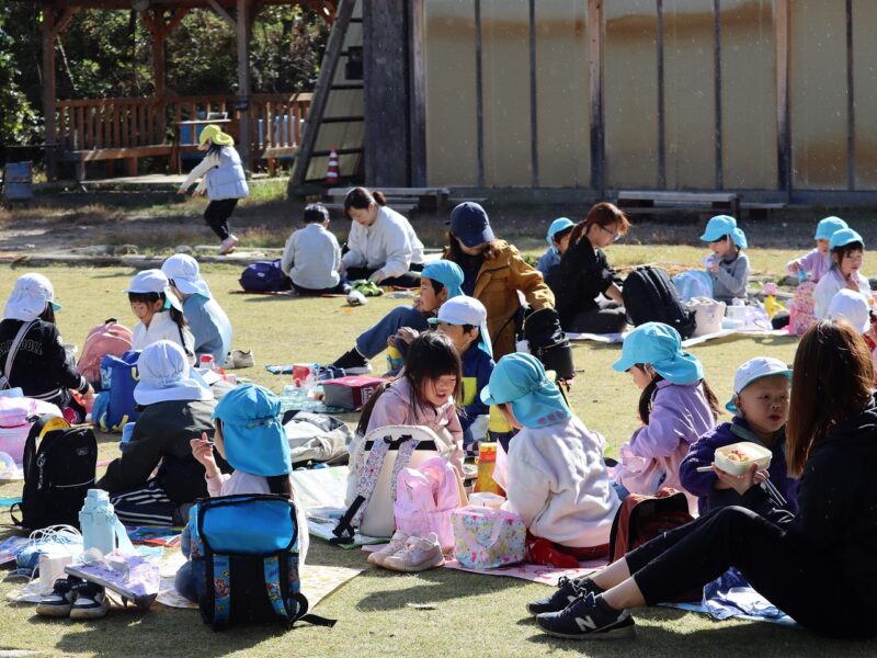 秋の森の音と匂いに包まれてお昼ご飯