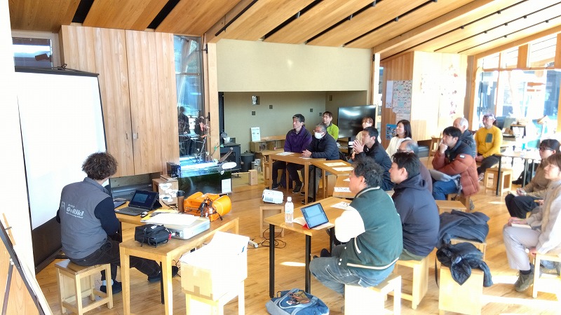 「グラマラス富士登山」の内容を聞く参加者