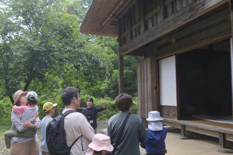 岐阜県博物館の学芸員さんに会場の古民家についてお話を聞く