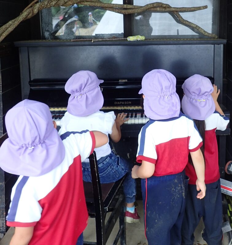 ピアノ演奏する子どもたち