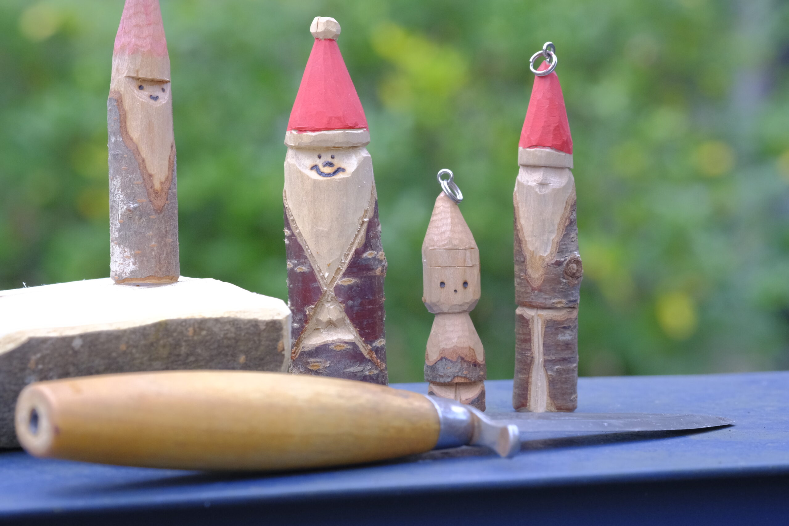 おとなと子どもの里山ナイフ教室 11月は小枝を削ってサンタと小人を作