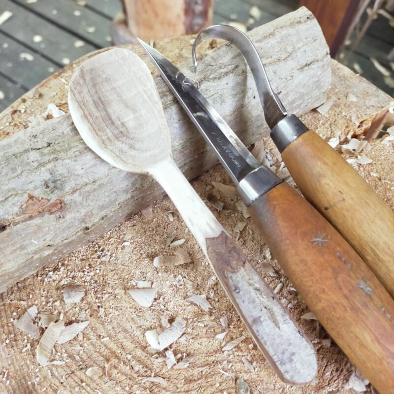 生木を加工して作ったスプーンと使った道具