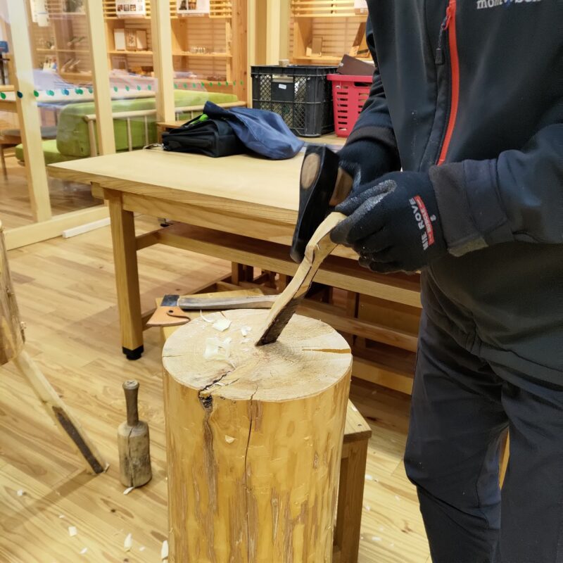 木材を斧を使ってスプーンに加工していく