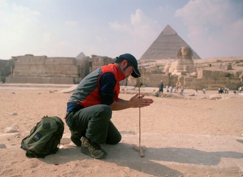 エジプトのピラミッド前での火起こし