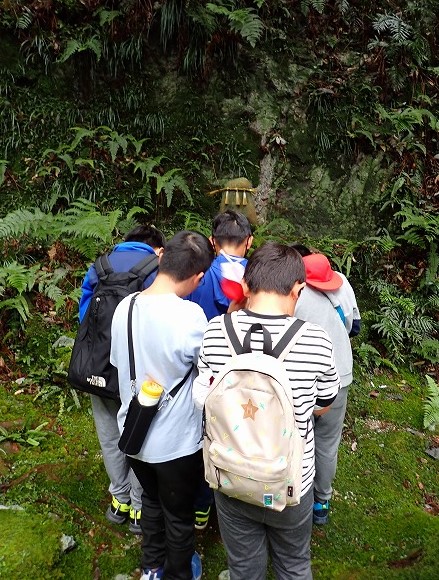 森林文化アカデミーの山の神に安全祈願する5年生