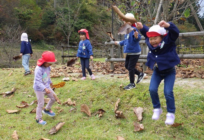 ホオノキの葉で遊ぶ子どもたち