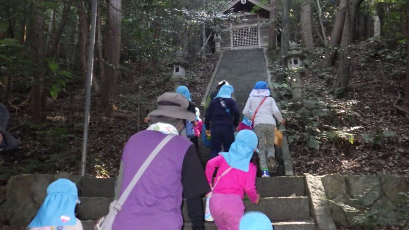 諏訪幼稚園　神社への階段