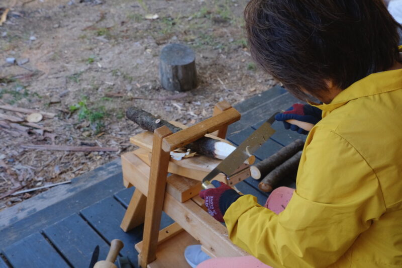 削り馬にまたがりセンという道具で生木を削る