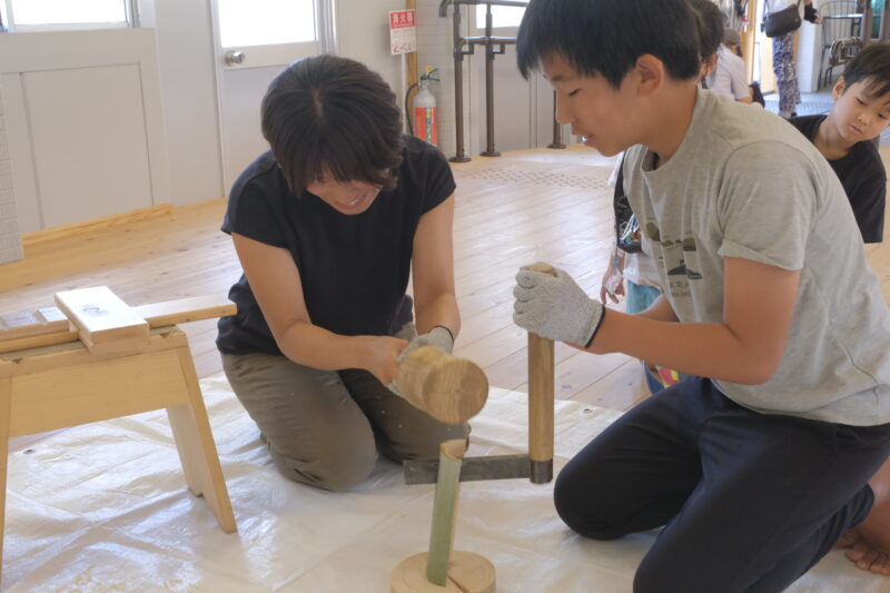 パカンと竹を割る楽しい作業