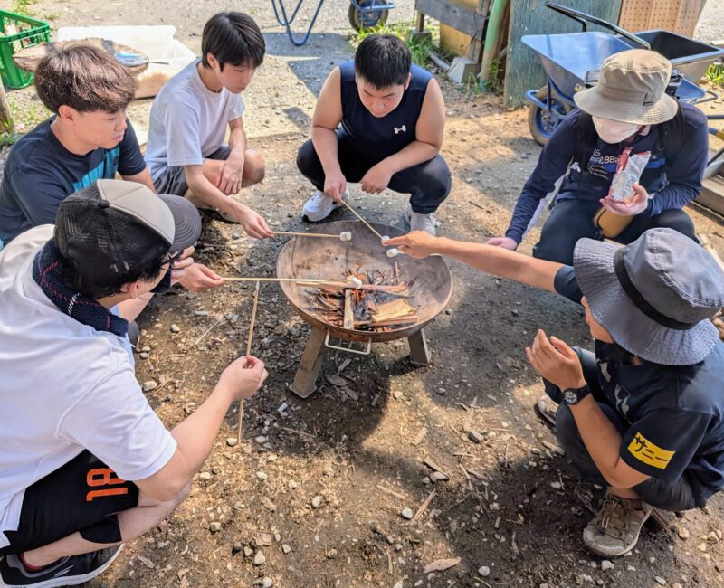 マシュマロを焼く盲学校の生徒さんたち