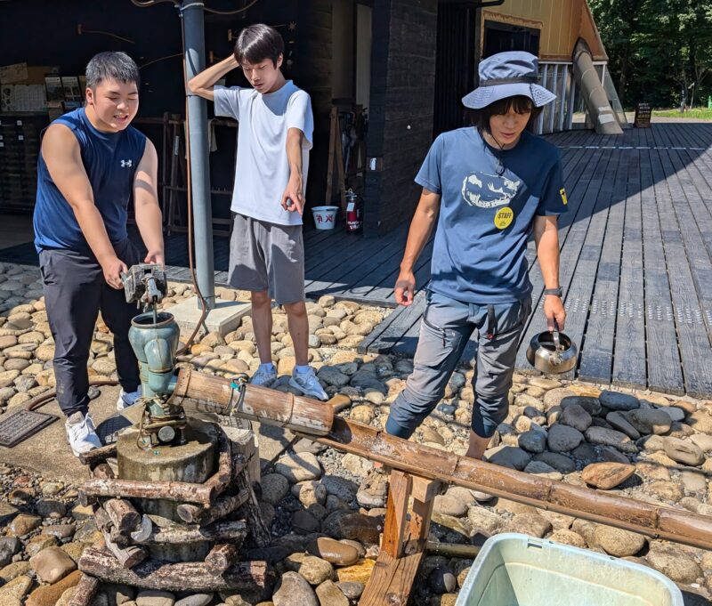 雨水ポンプを操作する生徒さんたち