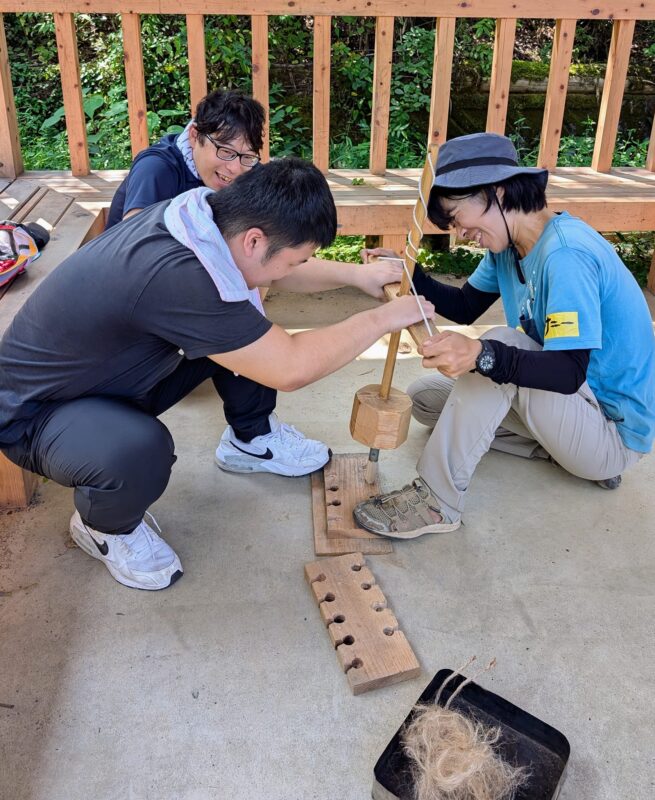 舞錐で火種づくりに挑戦する生徒さん