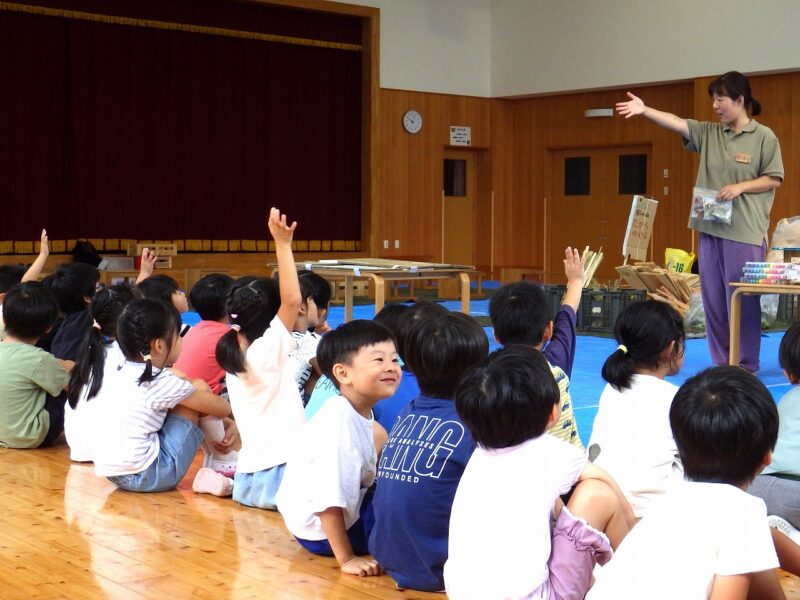 子どもたちに葉っぱについて質問すると、いろいろな返事がありました