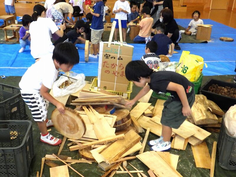 宝の山でおもいおもいの素材を探す子どもたち