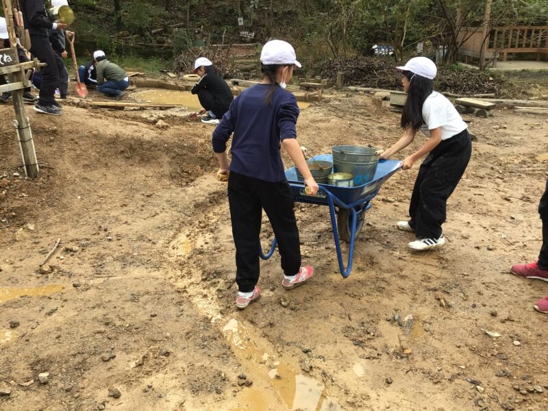 協力して水を運搬する