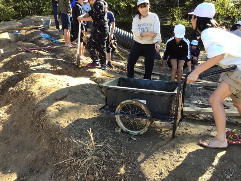 土山の上までリアカーで水を運ぶ