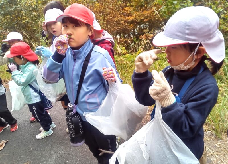 草笛やドングリ笛に挑戦する子どもたち