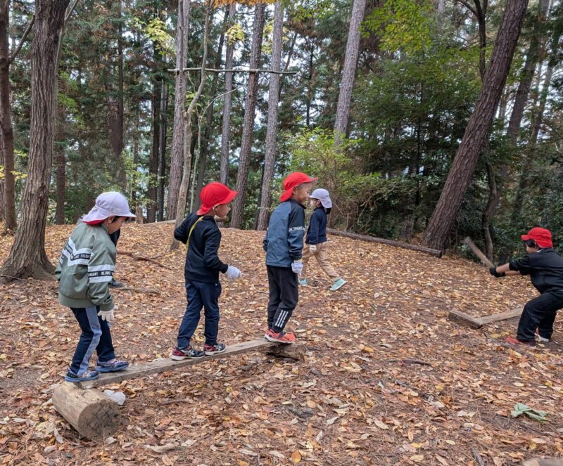 バランスを取りながら遊ぶ子どもたち