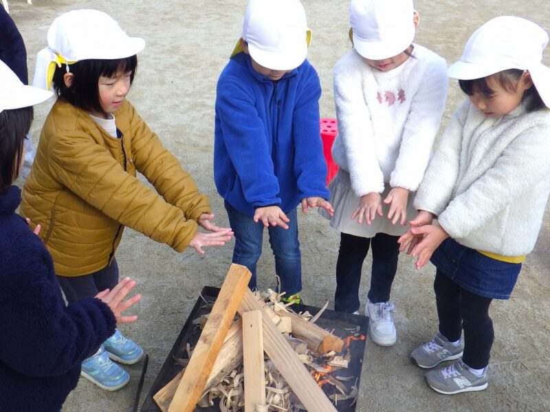 「あたたかーい」と焚火を囲む