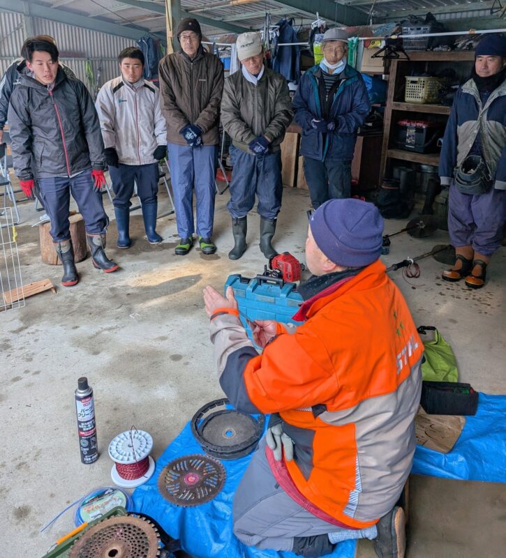 刈刃やナイロンコードについて説明する江崎さん