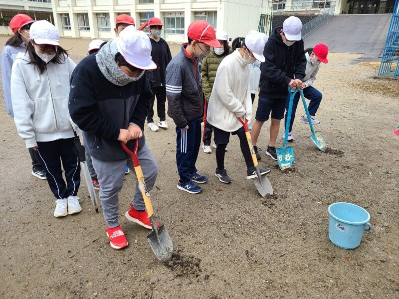 まずは校庭の一角の土を採取