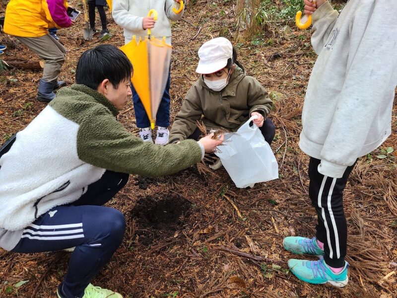 穴の上の部分と下の部分分けて土を取る