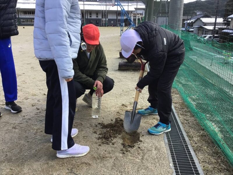 まずは校庭で実験を行います