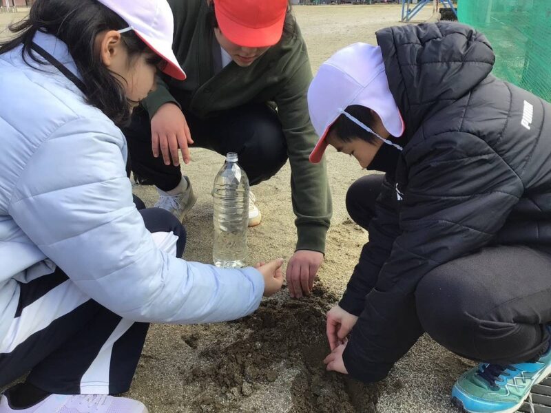 校庭の土の感触を確かめる