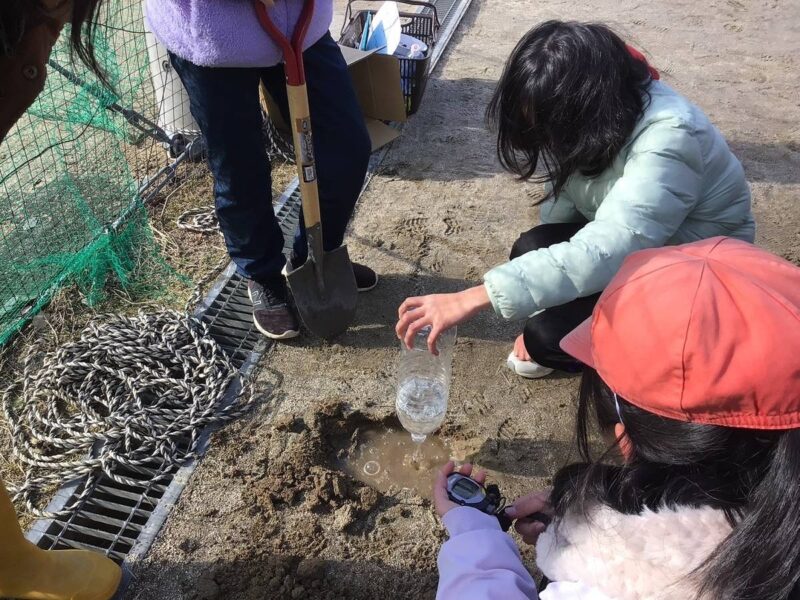 採ってきた川の水を流し込む