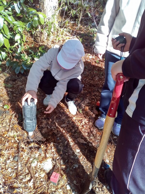 水がしみ込む時間を測り、比べる