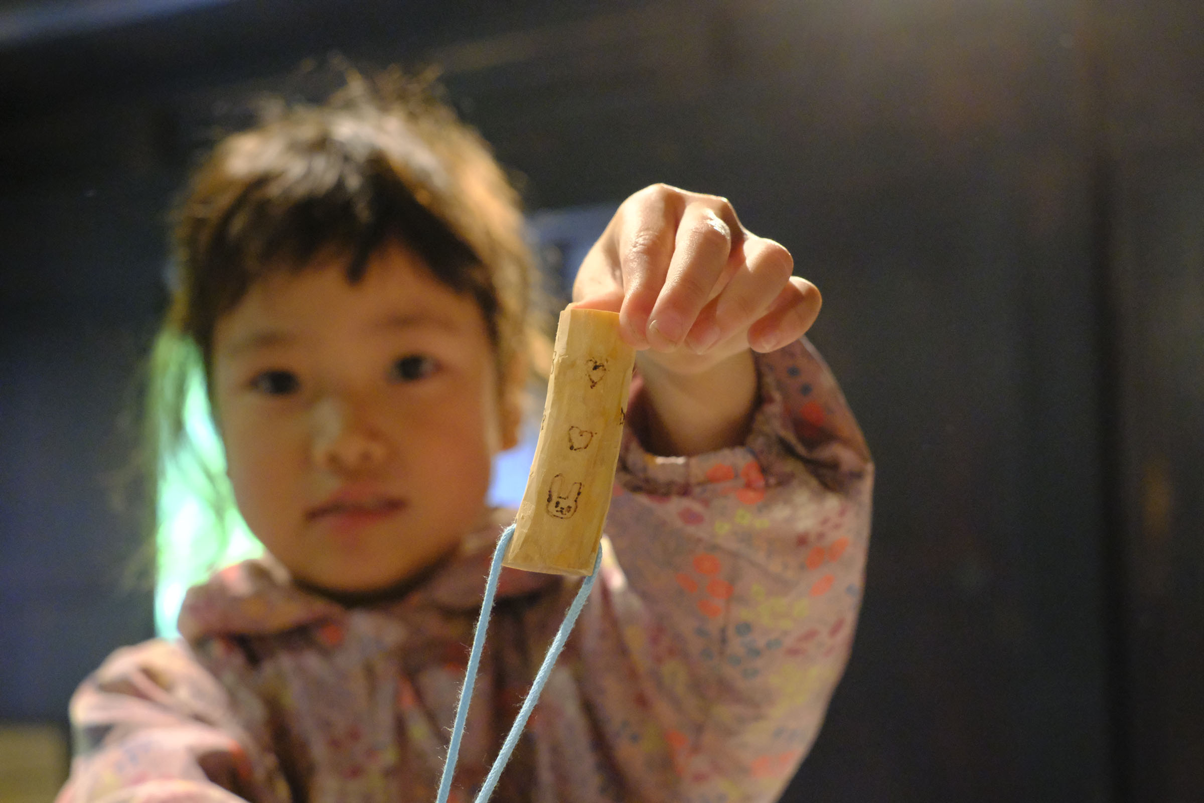 小雨の舞う森で、5月のおとなと子どもの里山ナイフ教室を開催しました