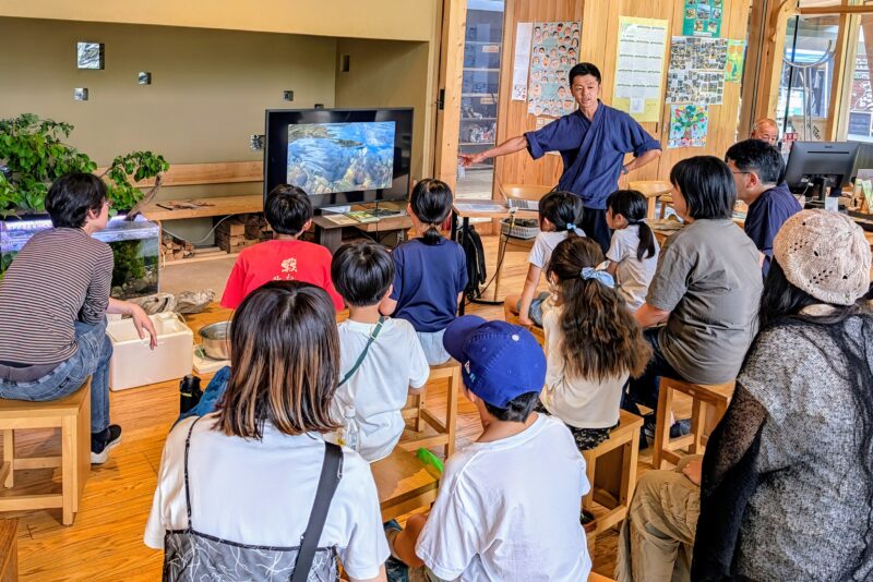 長良川の魚について説明する平工さん