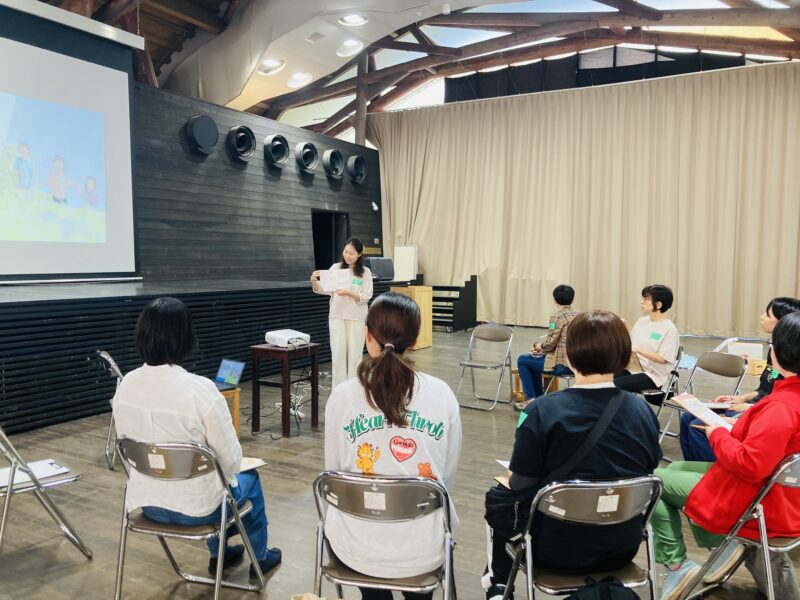 自己紹介をする講師の本田美幸さん