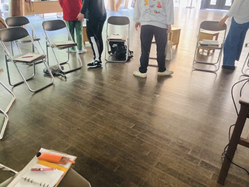 歩きながら反射が残っているか確かめるワークを受ける参加者
