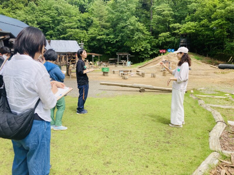 morinosひろばの環境を見ながら、ここではどんな遊びが起こるか考察