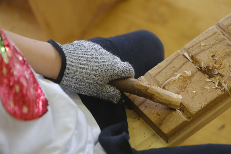 枝を削る子ども