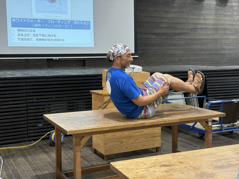 梅本さんによる、ラッコポーズの説明
